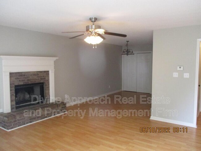 Building Photo - 830 Jamestown Manor Park
