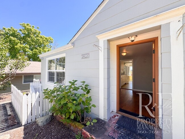 Building Photo - Charming 2-Bedroom Home with Renovated Bath, Hardwood Floors & Spacious Fenced Yard