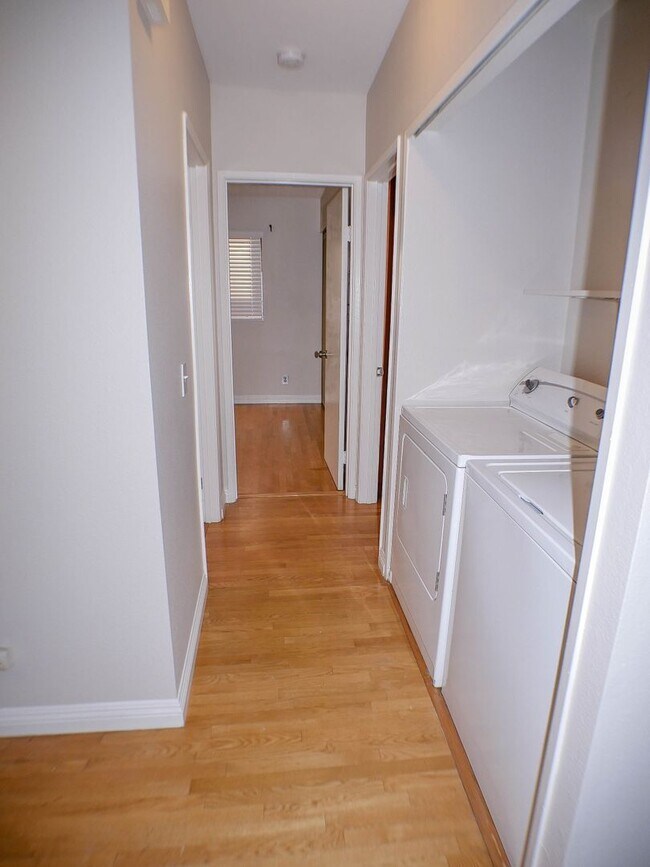 Building Photo - Charming 2 bed/2 bath second level condo with washer/dryer & assigned parking