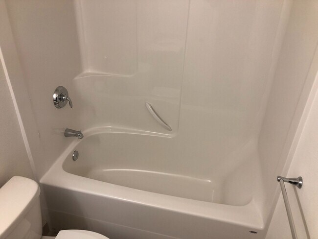 Building Photo - 4.5 Bathrooms ! 4 large bedrooms! Close to CWU