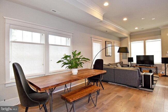 Building Photo - 1540 Levis St NE