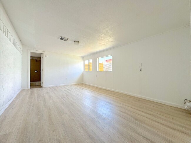 Building Photo - Northeast El Paso 4bed/3bath Refrig A/C w/...