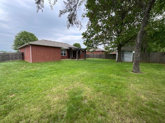 Building Photo - Beautiful Home on Private Setting