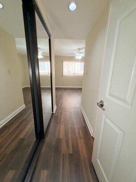 Building Photo - 515 E Elmwood Ave