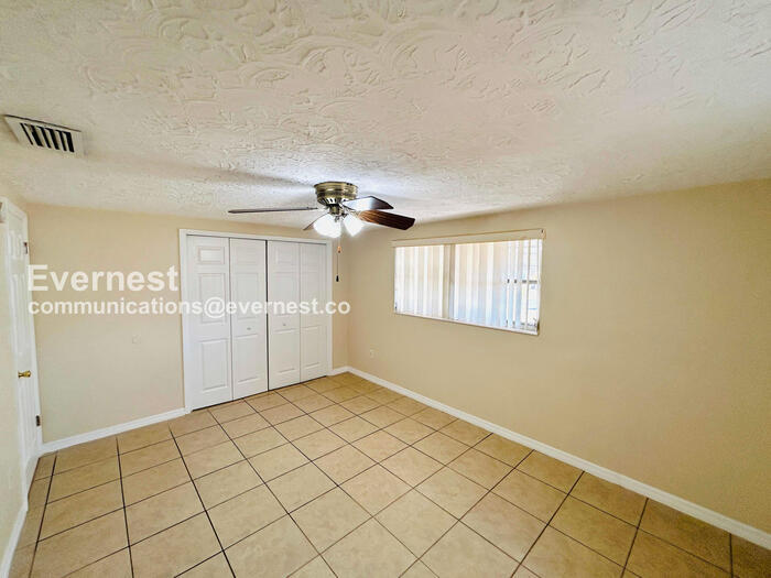 Building Photo - 2127 Erin Dr