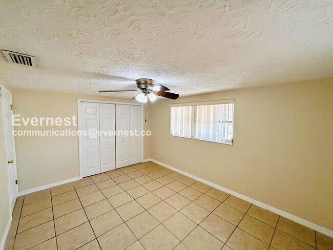 Building Photo - 2127 Erin Dr