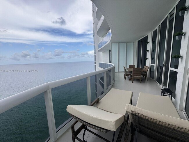 Primary Photo - 15901 Collins Ave