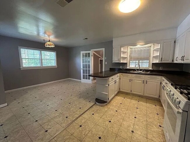 Building Photo - Beautiful 3 bedroom 2 bath home with views!