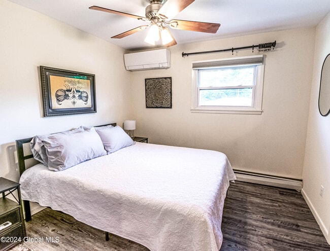 Building Photo - 297 W Circular St