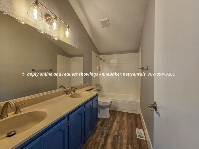 Building Photo - Newly Updated - New Appliances, Flooring, ...