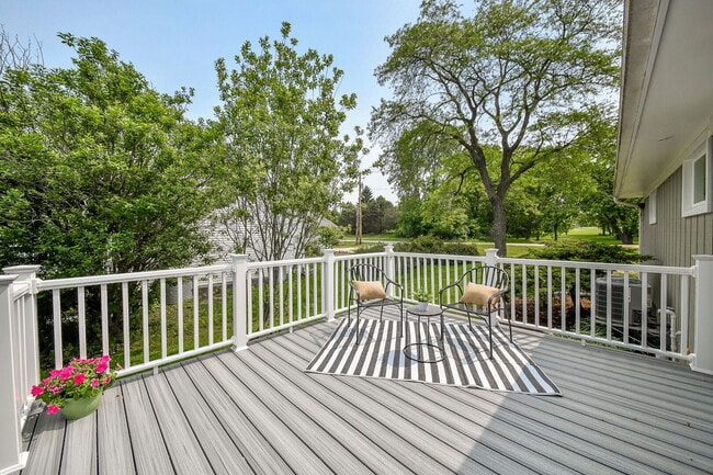Building Photo - 493 Sunset Dr
