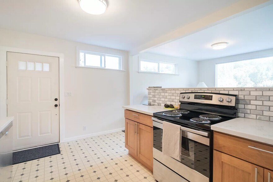 Building Photo - 1120 SW Broadway Dr