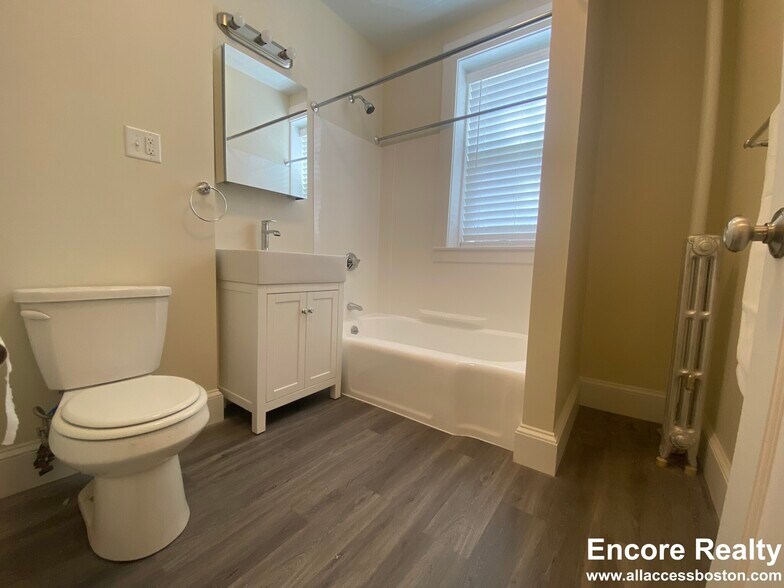 Building Photo - 1595 Beacon St