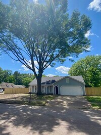 Building Photo - Newly Renovated Home