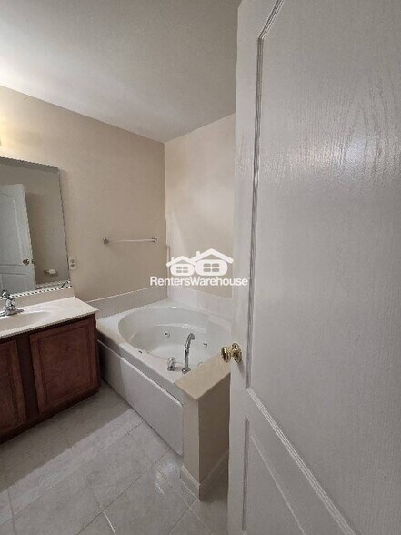 Building Photo - 470 Summit Tree Ct