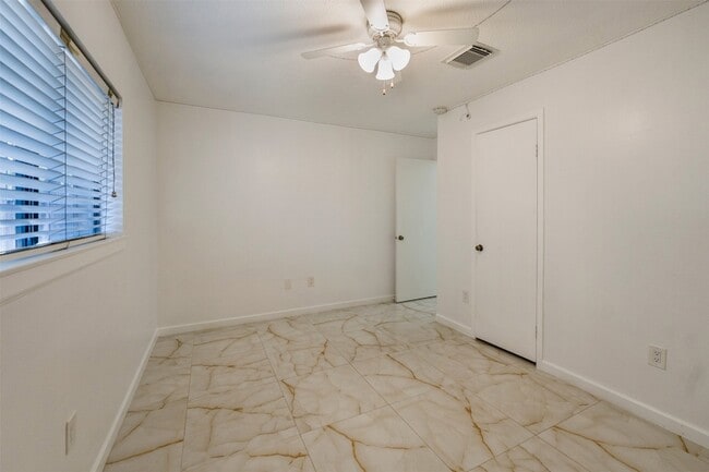 Building Photo - 3203 Golden Willow Dr