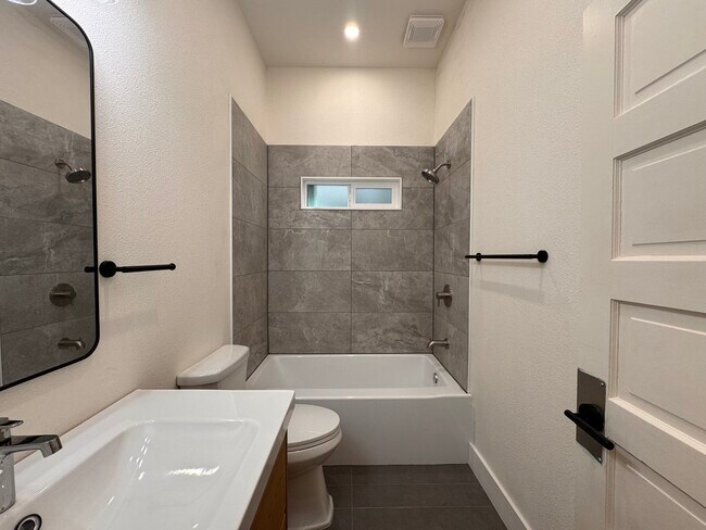 Building Photo - Poplar