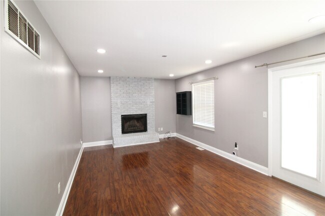 Building Photo - 912 Oakwood Farms Ln