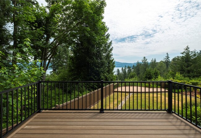 Building Photo - Elegant 4 bed home with Lake Sammamish Vie...