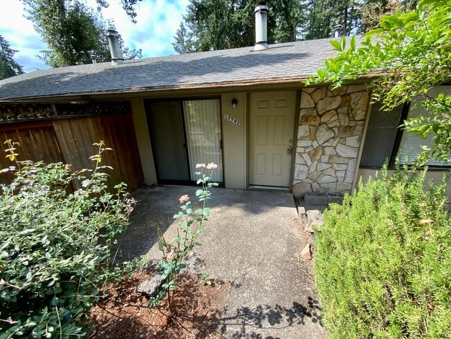 Building Photo - Nicely Renovated 2 Bedroom, 1 Bath Duplex ...