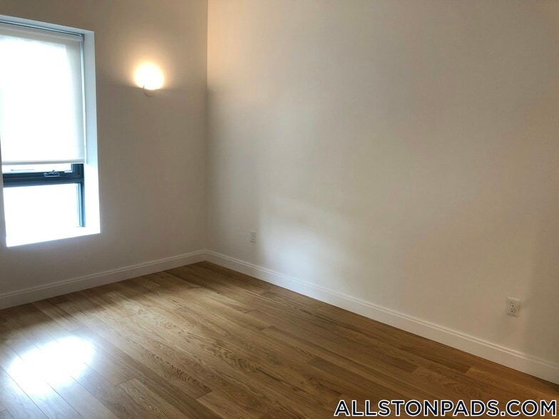 Building Photo - 83 Gardner St