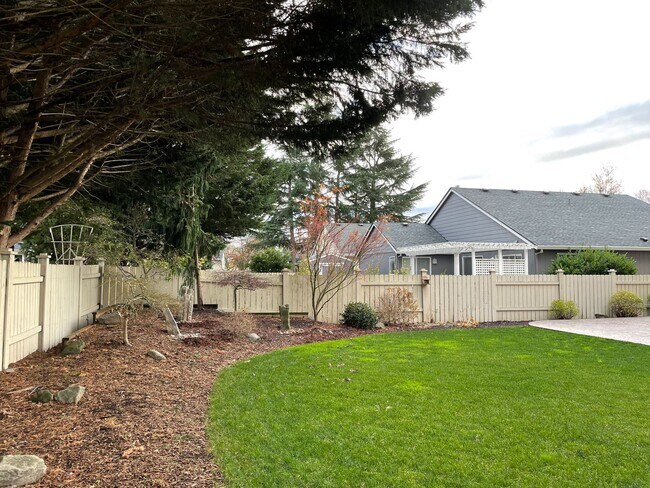 Building Photo - Adorable 4 Bedroom 2.5 Bath Home in Fisher's Landing! Fully Fenced Backyard! Mountain View High S...