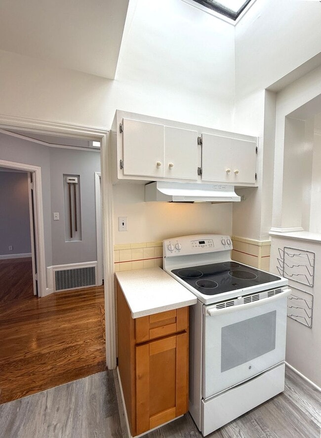 Building Photo - UPDATED BRIGHT 1500/ft 3BR/2BR+Bonus+1GR H...