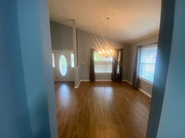 Building Photo - 8251 Magnolia Village Dr N