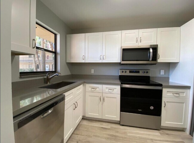 Building Photo - 4700 Lucerne Lakes Blvd W