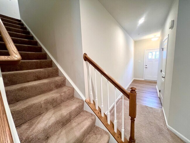 Building Photo - Stunning 3 bedroom, 2.5 bathroom End unit ...