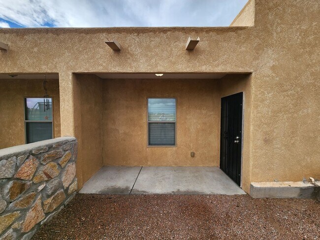 Building Photo - 1977 Pine Trail St