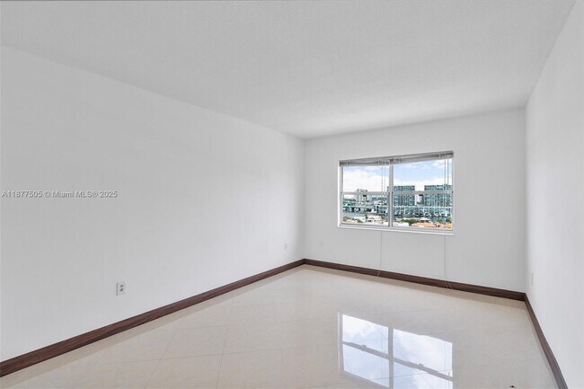 Building Photo - 400 Kings Point Dr