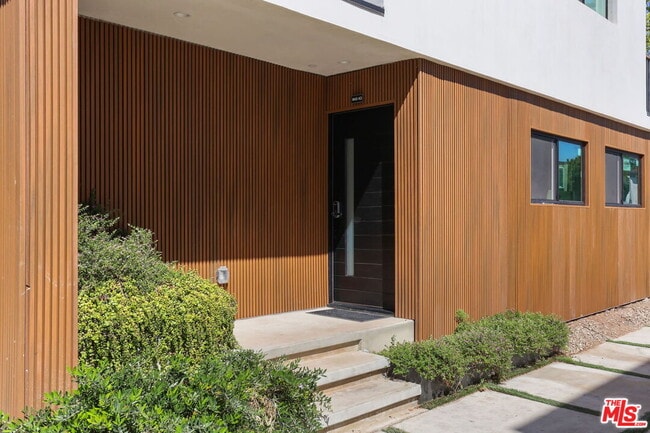 Building Photo - 623 N Mariposa Ave