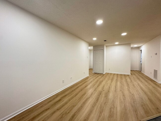 Building Photo - Bright And Cozy 3 Bed 2 Bath Condo In Vibrant Heights On Penderbrook