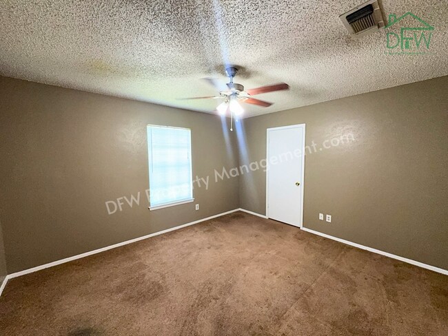 Building Photo - Spacious 3-Bedroom Home for Lease with Large Fenced Backyard in Quiet Benbrook Neighborhood