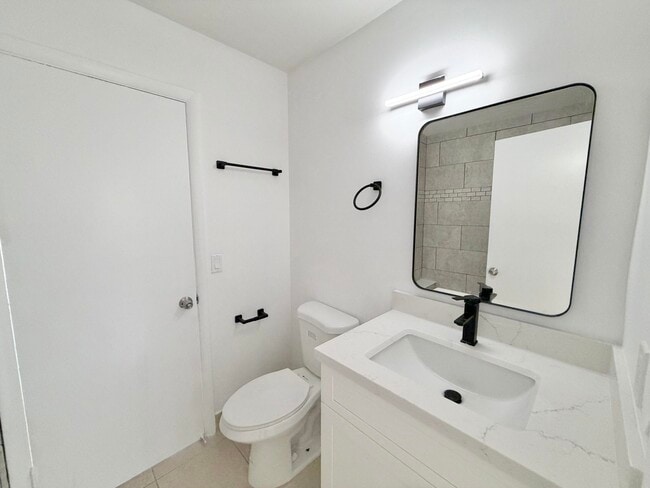 Building Photo - 799 Hill Dr