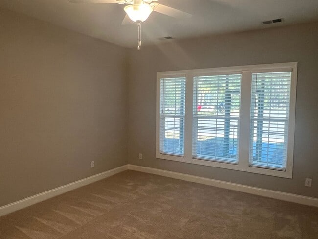 Building Photo - 3 Bedroom Townhouse in Washington Square!