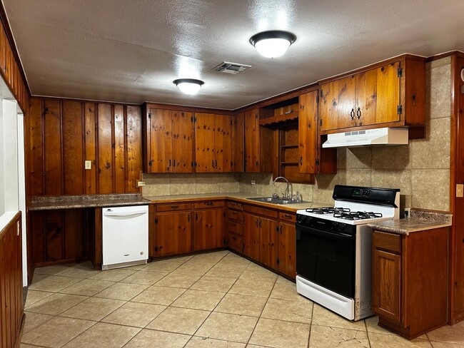 Building Photo - 3 Bedroom in Pine Tree