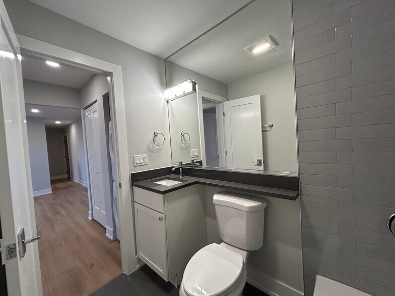 Building Photo - 540 W Aldine Ave