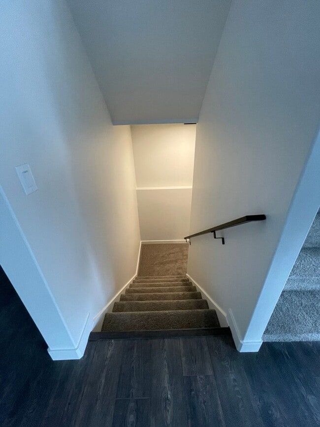 Building Photo - Modern home!