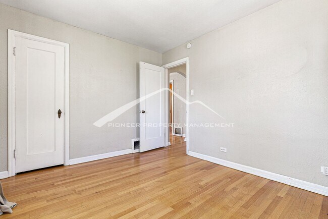 Building Photo - Beautiful Home With Central A/C and Enclosed Backyard