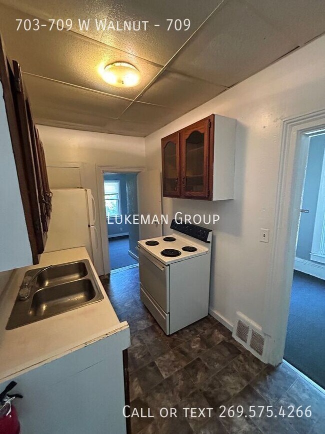 Building Photo - 703-709 W Walnut-709