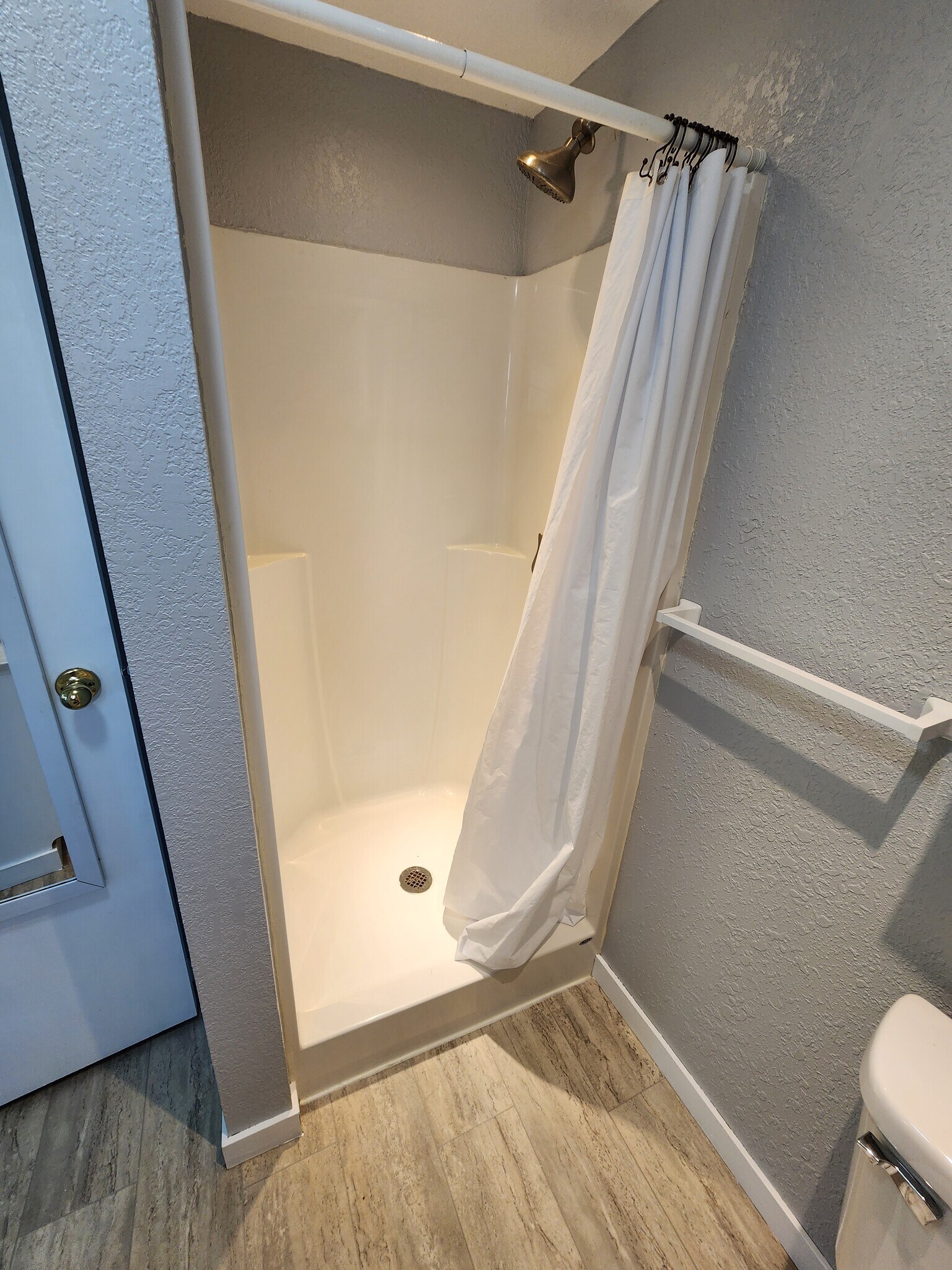 Master shower - 2539 Vernon Ct SE