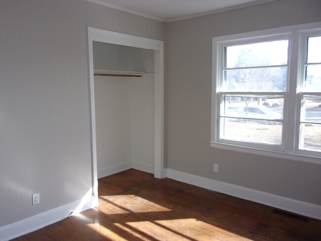 Building Photo - 917 Cherry Rd