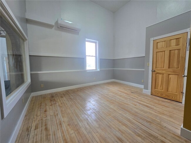 Building Photo - 27 E Main St