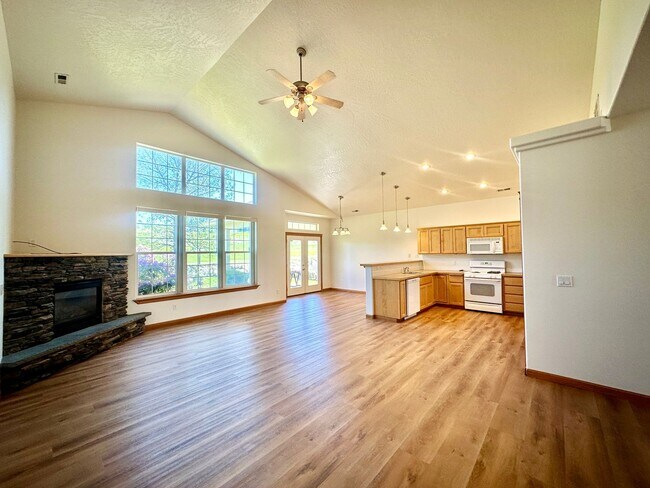 Building Photo - Newly Renovated Home on Prairie Falls Golf...