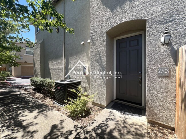 Building Photo - Beautiful Folsom 3bd/2.5ba Townhouse with ...