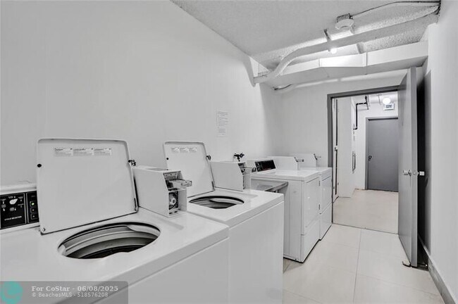 Building Photo - 1150 Hillsboro Mile