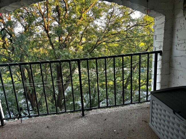 Building Photo - 350 Plum Creek Dr