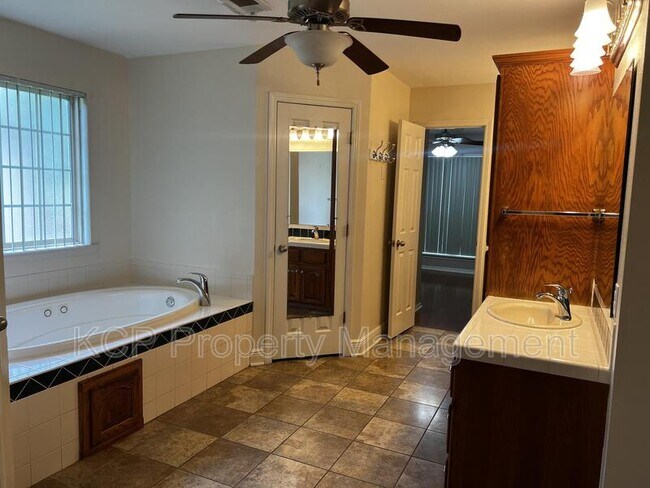 Building Photo - 2109 Barrington Dr